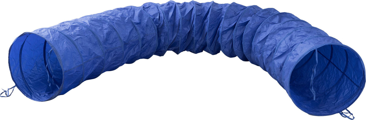 Blauer, flexibler Tunnel aus Stoff in S-Form, mit sichtbaren Nahtstellen und zwei offenen Enden.