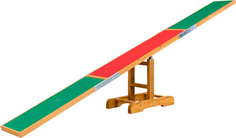 Holzbalancierbalken mit roten und grünen Flächen, gestützt von einem stabilen Holzgestell.