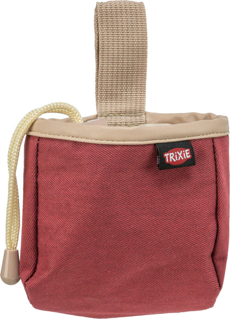 Rote Tasche mit beige abgesetztem Rand, Aufhängeschlaufe und Kordelzug, schwarzes Logo mit "TRIXIE"-Aufdruck.