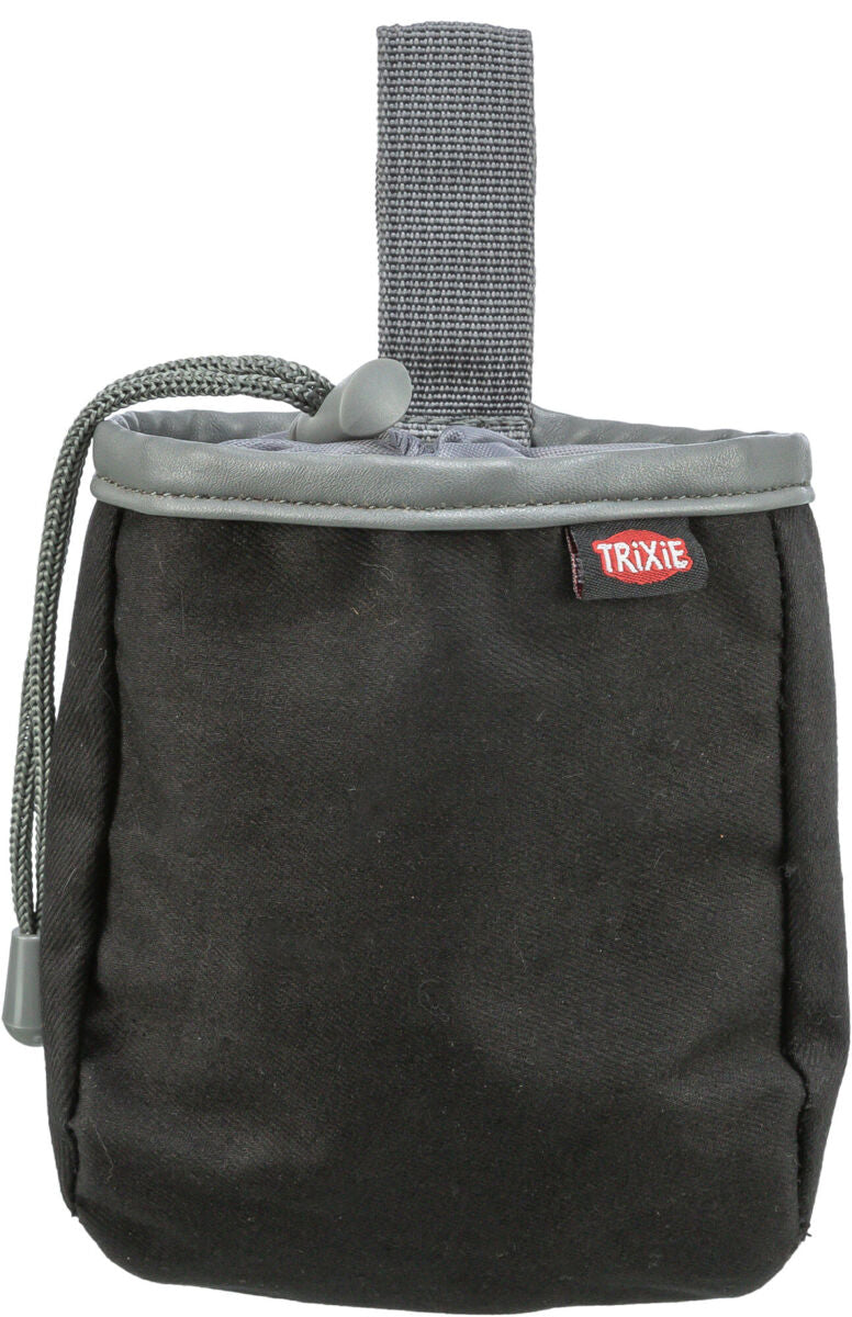 Eine schwarze Tasche mit grauem Rand und Aufhänger, Zugkordel und rotem Trixie-Label auf der Vorderseite.