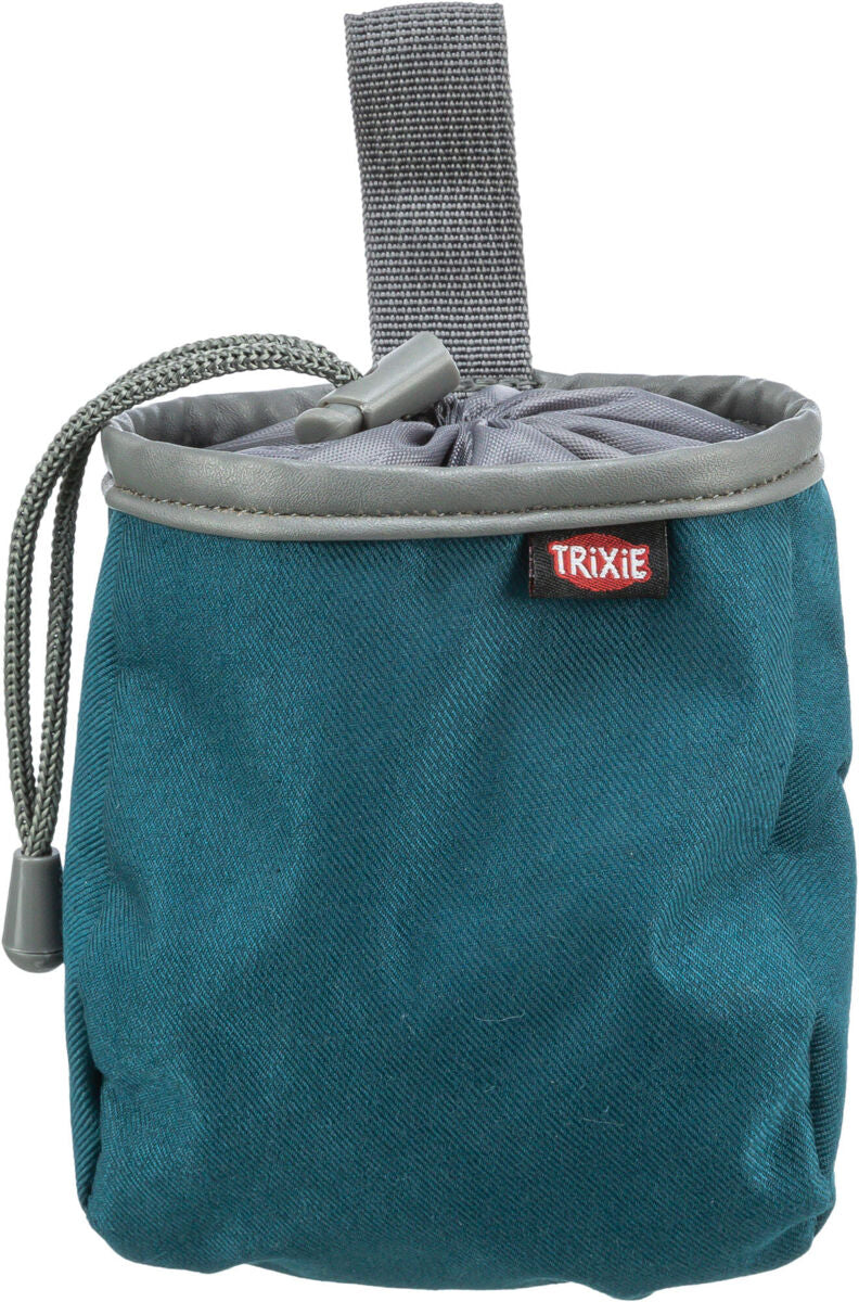 Kleine dunkelgrüne Tasche mit grauem Ziehverschluss und einem grauen Aufhängeband, Logo "Trixie" sichtbar.