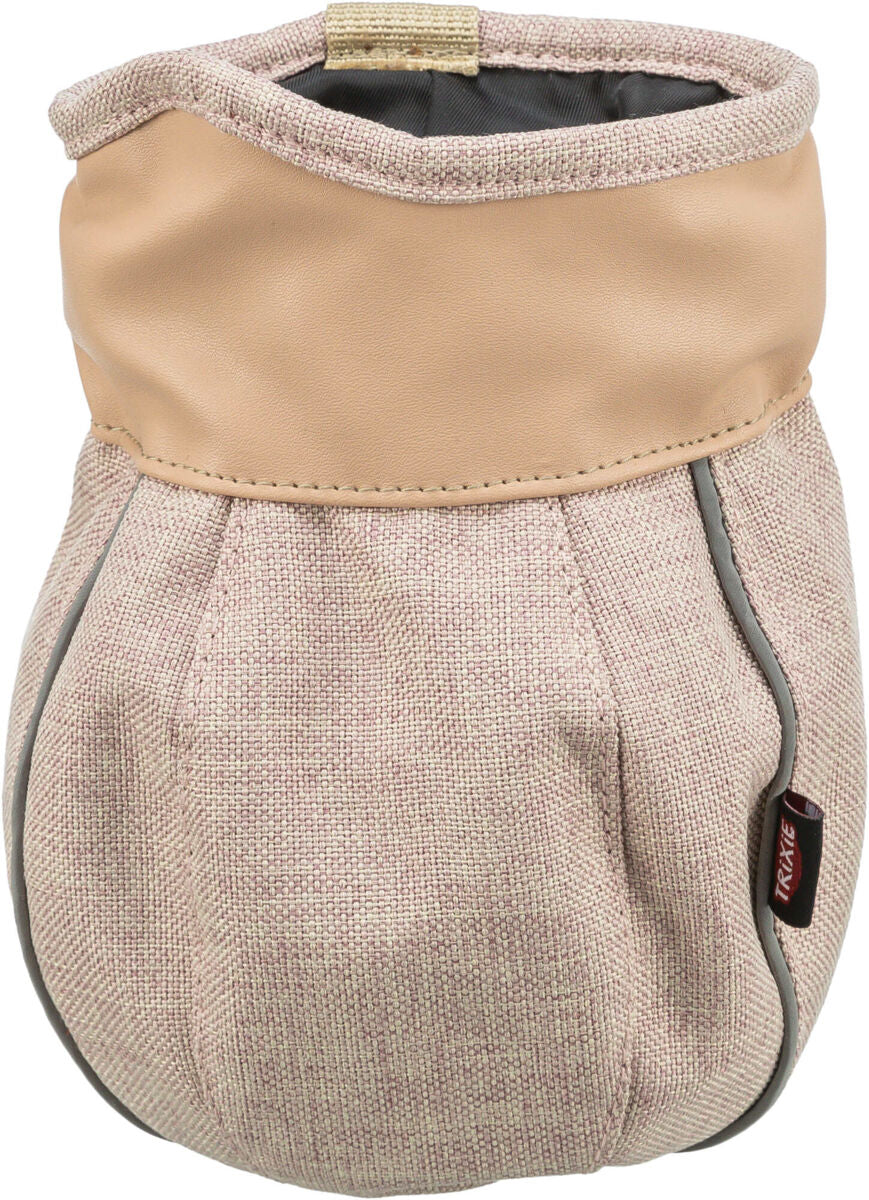 Beige Tasche mit grobem Stoff und glatter Oberseite, graue Details an den Seiten und schwarzes Innenfutter.