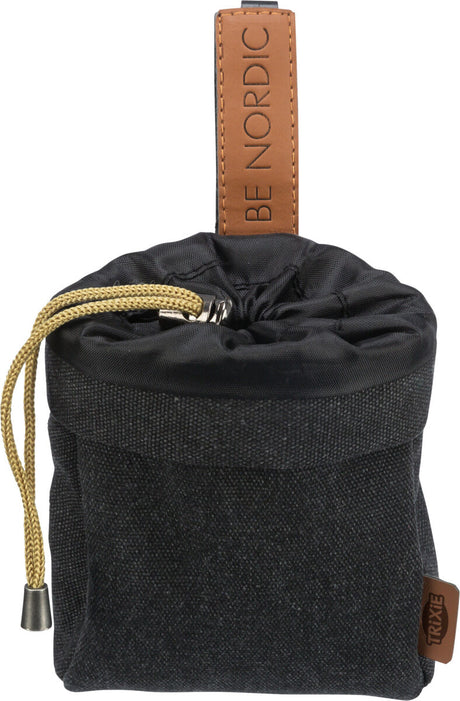 Schwarze Tasche mit brauner Schlaufe, Text "BE NORDIC" auf Schlaufe, gelbe Kordel, Logo "TRIXIE" sichtbar.