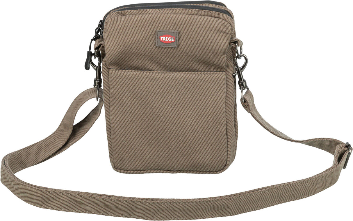 Beige Umhängetasche mit verstellbarem Schulterriemen, Fronttasche und Markenlabel auf der Vorderseite.