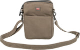 Beige Umhängetasche mit verstellbarem Schulterriemen, Fronttasche und Markenlabel auf der Vorderseite.