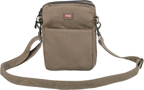 Beige Umhängetasche mit verstellbarem Schulterriemen, Fronttasche und Markenlabel auf der Vorderseite.