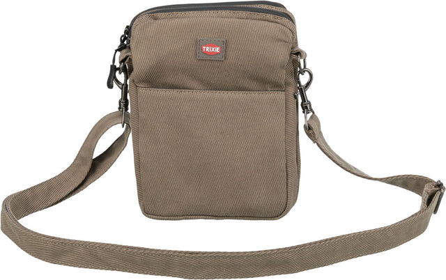 Beige Umhängetasche mit verstellbarem Schulterriemen, Fronttasche und Markenlabel auf der Vorderseite.