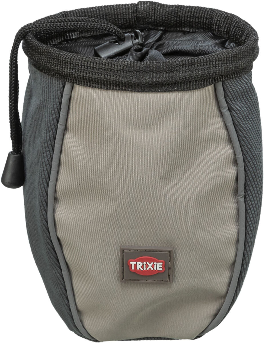 Grauer Beutel mit Kordelzug und schwarzem Rand, vorne ein "TRIXIE"-Logo, robuste Struktur, oben geöffnet.