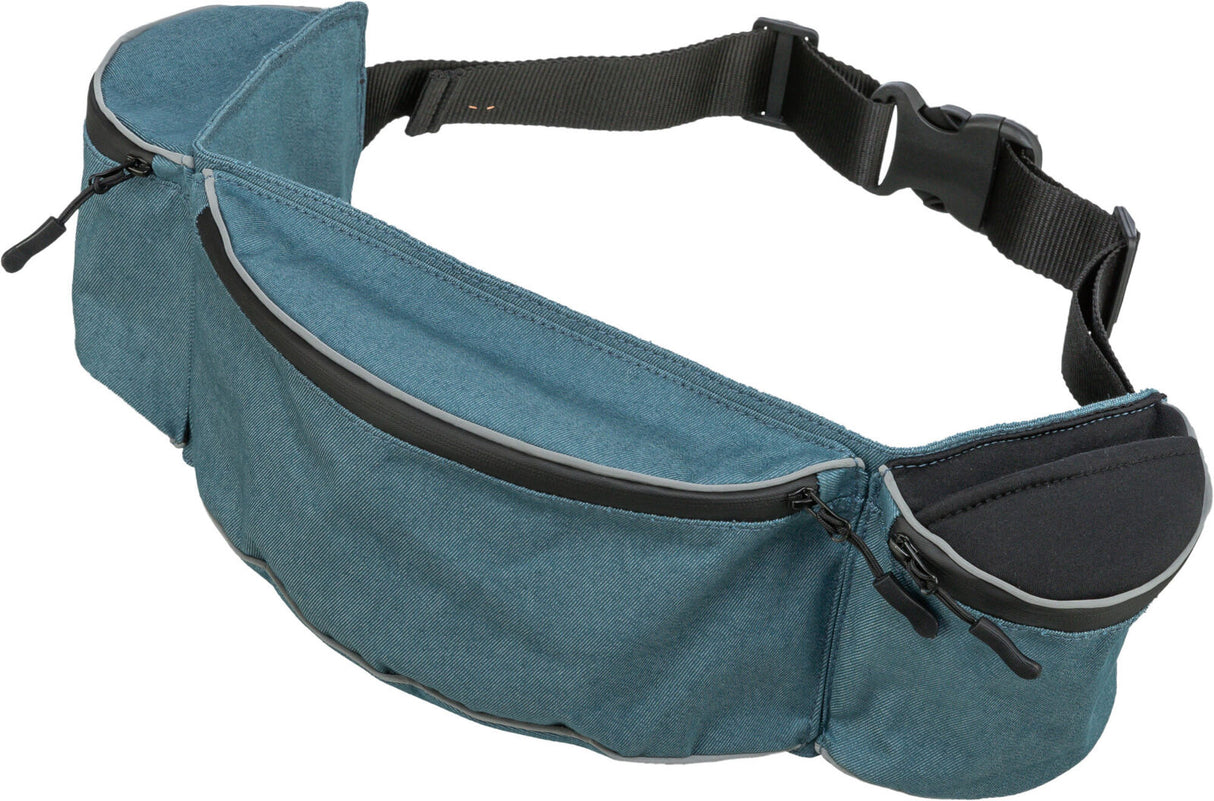 Blaue Gürteltasche mit schwarzen Reißverschlüssen und verstellbarem Gürtel, mehrere Fächer sichtbar.