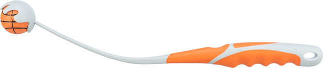 Langer Wurfarm mit orangefarbenem Griff und Ballhaltevorrichtung für einen orange-schwarzen Ball am Ende.