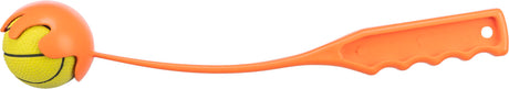 Orange Wurfarm mit gelbem Tennisball, ergonomisch geformter Griff und Halterung für Ball am Ende.