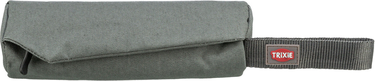 Graue Tasche mit texturierter Oberfläche und verstärktem Henkel aus Gurtband, Logo-Patch "TRIXIE" in Rot.