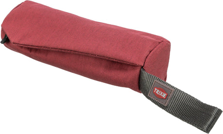 Roter, länglicher Beutel aus Stoff mit schwarzem Gurt, etikettiert mit "Trixie".