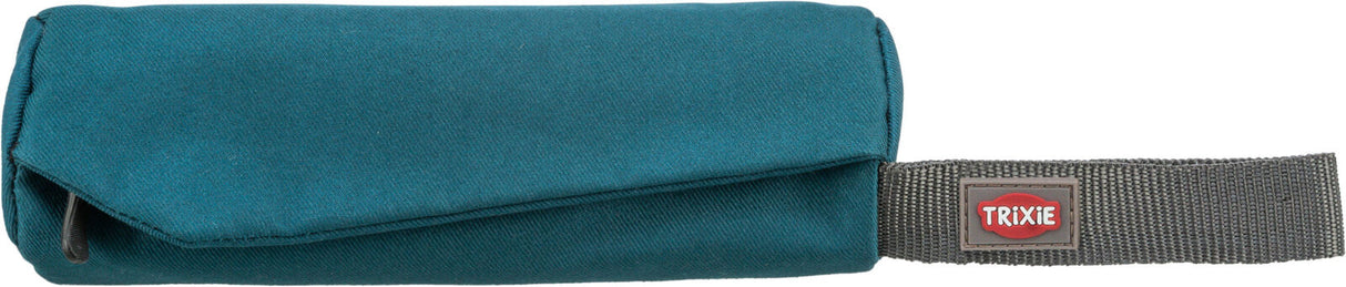 Teal Tasche mit grauem Riemen und rotem Trixie-Logo auf dem Etikett.