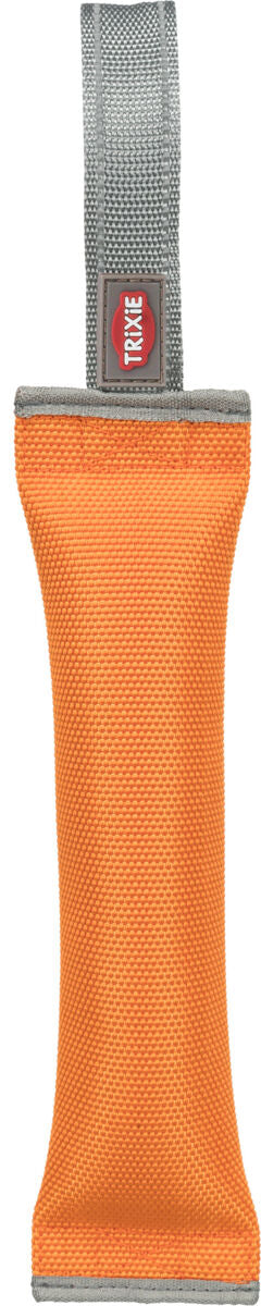 Orangefarbener, zylindrischer Beißdummy mit grauem Gurtband und rotem Logo-Aufnäher oben.