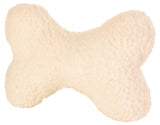 Knochenförmiges, cremefarbenes Kissen mit flauschiger Oberfläche.