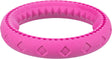 Rosa, runder Ring mit Textur und erhabenen Rautenmustern auf der Oberfläche.