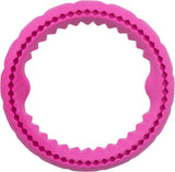 Runder, rosa Ring mit gezacktem Rand und strukturiertem Muster, sichtbar von oben.