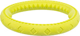 Gelber Ring mit texturierten Dreiecksmustern.