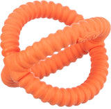 Ein orangefarbenes, geripptes Spielzeug in einer verdrehten, ineinander verschlungenen Form.