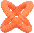 Orangefarbenes, geripptes, spiralförmiges Objekt in Kreuzform, plastisches Material, keine weiteren sichtbaren Details.