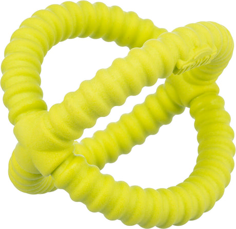 Gelbes, spiralförmiges Spielzeug mit gerippter Oberfläche, das in einer dreieckigen Form ineinander verschlungen ist.