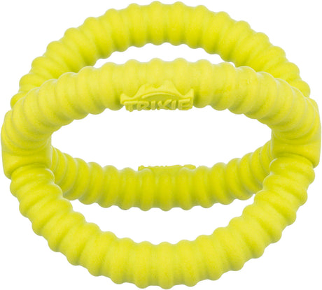 Gelbes, gewelltes Doppelring-Spielzeug aus Gummi mit eingraviertem Text, passend zum Werfen oder Ziehen.