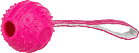 Pinkfarbener Ball mit strukturierten Noppen und daran befestigtem pinkem Band mit weißer Kante.