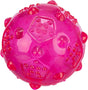 Rosa, stacheliger Ball mit erhobenen Punkten und geometrischen Mustern.
