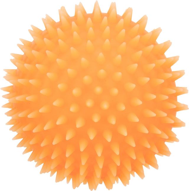 Ein orangefarbener Ball mit stacheliger Oberfläche, gleichmäßig mit spitzen Noppen bedeckt.