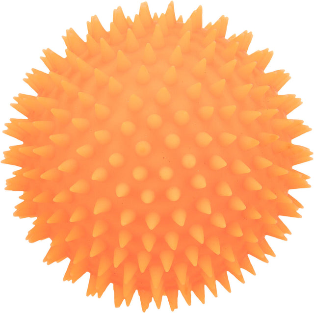 Orangefarbener Ball mit vielen kurzen, spitzen Noppen auf der Oberfläche.