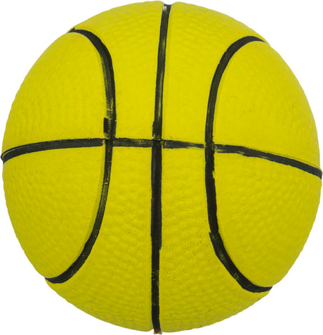 Gelber Basketball mit schwarzen Linien auf strukturiertem Untergrund sichtbar.