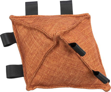 Brauner Stoffgegenstand mit schwarzem Gurt, quadratische Form, deutliche Textur, zwei Schlaufen sichtbar.