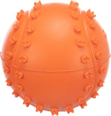 Orangefarbener Ball mit kleinen, gleichmäßig verteilten Noppen.