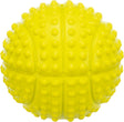 Gelber Ball mit erhabenen Noppen auf der Oberfläche, geformt wie ein Spielzeug, klare Struktur.