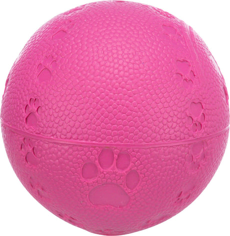 Runder, pinker Ball mit strukturierter Oberfläche und eingearbeiteten Pfotenabdrücken.