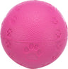 Runder, pinker Ball mit strukturierter Oberfläche und eingearbeiteten Pfotenabdrücken.