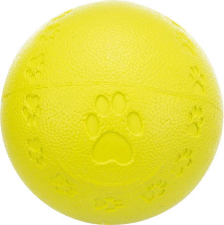 Gelber Ball mit strukturierten Pfotenabdrücken auf der Oberfläche, aus robustem Material gefertigt.