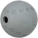Grauer Ball mit strukturierter Oberfläche und eingestanzten Pfotenabdrücken, ein kleines Loch ist sichtbar.