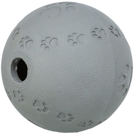 Grauer Ball mit strukturierter Oberfläche und eingestanzten Pfotenabdrücken, ein kleines Loch ist sichtbar.