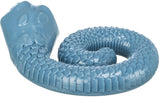 Blaues plastisches Spielzeug in Form einer Schlange mit schuppiger Oberfläche.