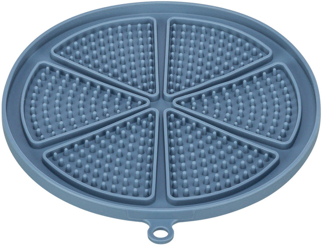Runde blaue Unterlage mit segmentierten Flächen und Noppen, geeignet für gleichmäßige Verteilung von Inhalten.