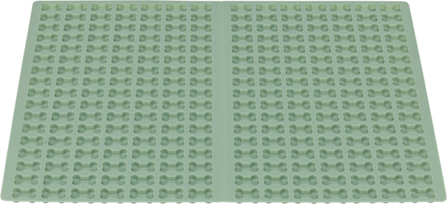 Grüne Silikonform mit regelmäßigen Knochenformenreihen über die gesamte Fläche verteilt.