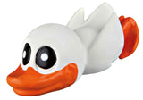 Spielzeug in Form einer weißen Ente mit großen schwarzen Augen und einem orangefarbenen Schnabel.