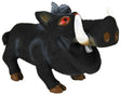 Schwarzes Wildschwein-Spielzeug mit weißen Stoßzähnen und roten Augen, auf vier braunen Hufen stehend.