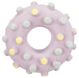 Rundes, lilafarbenes Gummispielzeug mit gelben und grünen Punkten, Struktur ähnlich einem Donut.