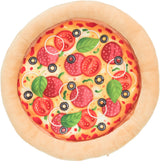 Rundes Kissen in Form einer Pizza mit Belag aus Tomaten, Salami, Basilikumblättern, Zwiebeln und Oliven.