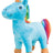 Blaues Plüscheinhorn mit Regenbogenmähne und -schwanz, orangefarbenen Hufen und Horn sowie fröhlichem Gesichtsausdruck.