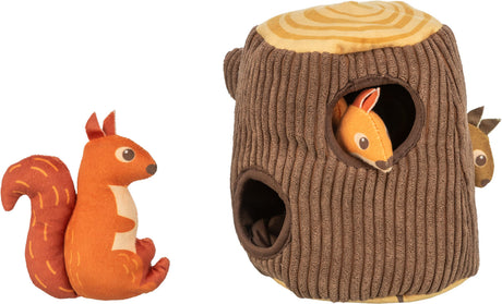 Ein orangefarbenes Stoff-Eichhörnchen sitzt neben einem braunen Plüschstamm, aus dem ein weiteres Eichhörnchen herausschaut.