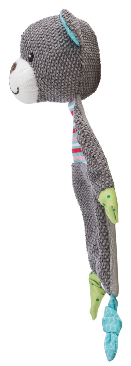 Grau gestricktes Kuscheltier in Form eines Bären mit weißen, blauen und grünen Akzenten sowie gestreiftem Muster.